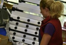 Manovra 2022, novità licenziamenti bloccati fino ad aprile: ecco perchè Operaia