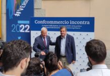 “Reddito di Cittadinanza pagato da chi lavora. Aumento Pensioni? Impensabile”. Calenda a Confcommercio