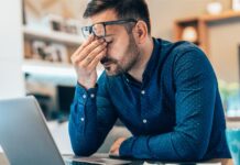 Lavoratore triste disperato